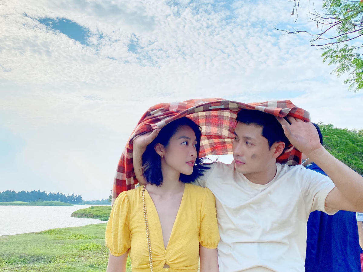 Cả hai trông như một cặp tình nhân thực sự khiến fan vô cùng thích thú.