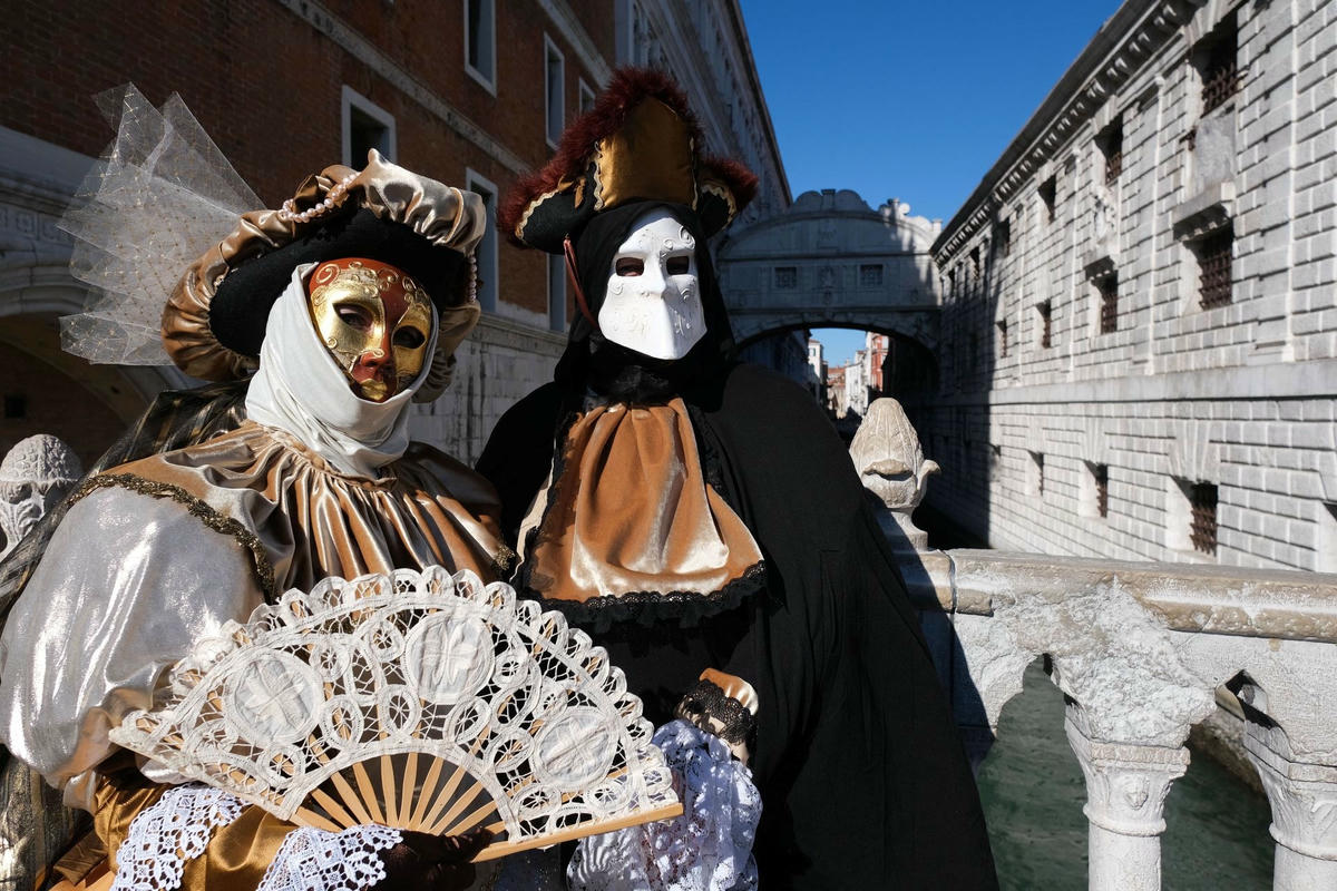Người dân trong những bộ đồ hóa trang lộng lẫy tham gia Venice Carnival ở thành phố Venice, Italy. Ảnh: Reuters.
