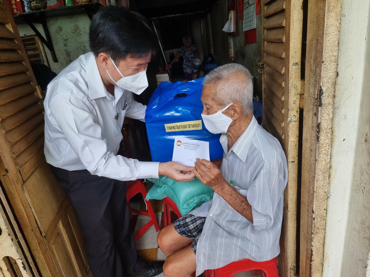 Ủy ban MTTQVN quận 5, TP HCM đến thăm, tặng quà người khó khăn do dịch Covid-19.