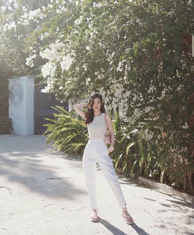 Ca sỹ Đông Nhi trẻ trung với áo ren kết hợp quần baggy.