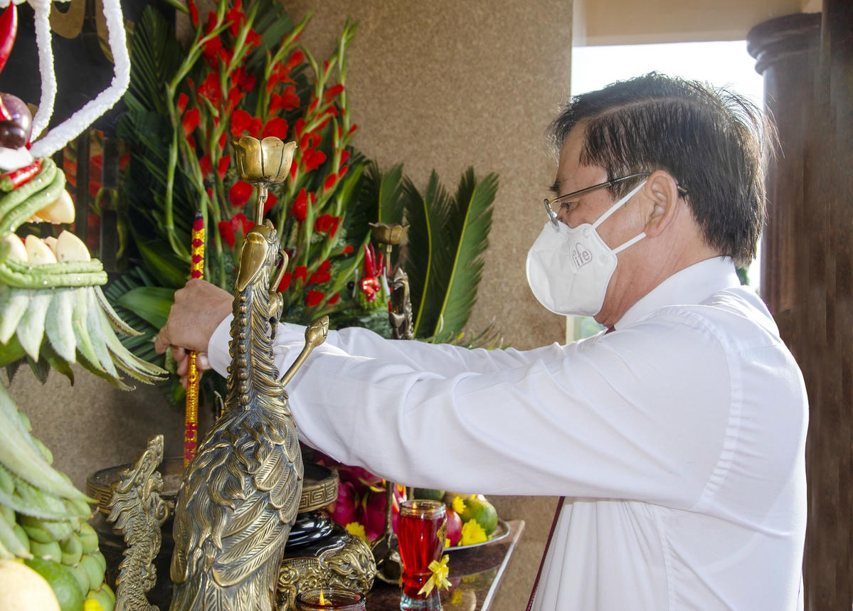 Ông Phạm Viết Thanh, Ủy viên Trung ương Đảng, Bí thư Tỉnh ủy, Chủ tịch HĐND tỉnh dâng hương tưởng nhớ các anh hùng liệt sĩ. Ảnh: Báo BR-VT.