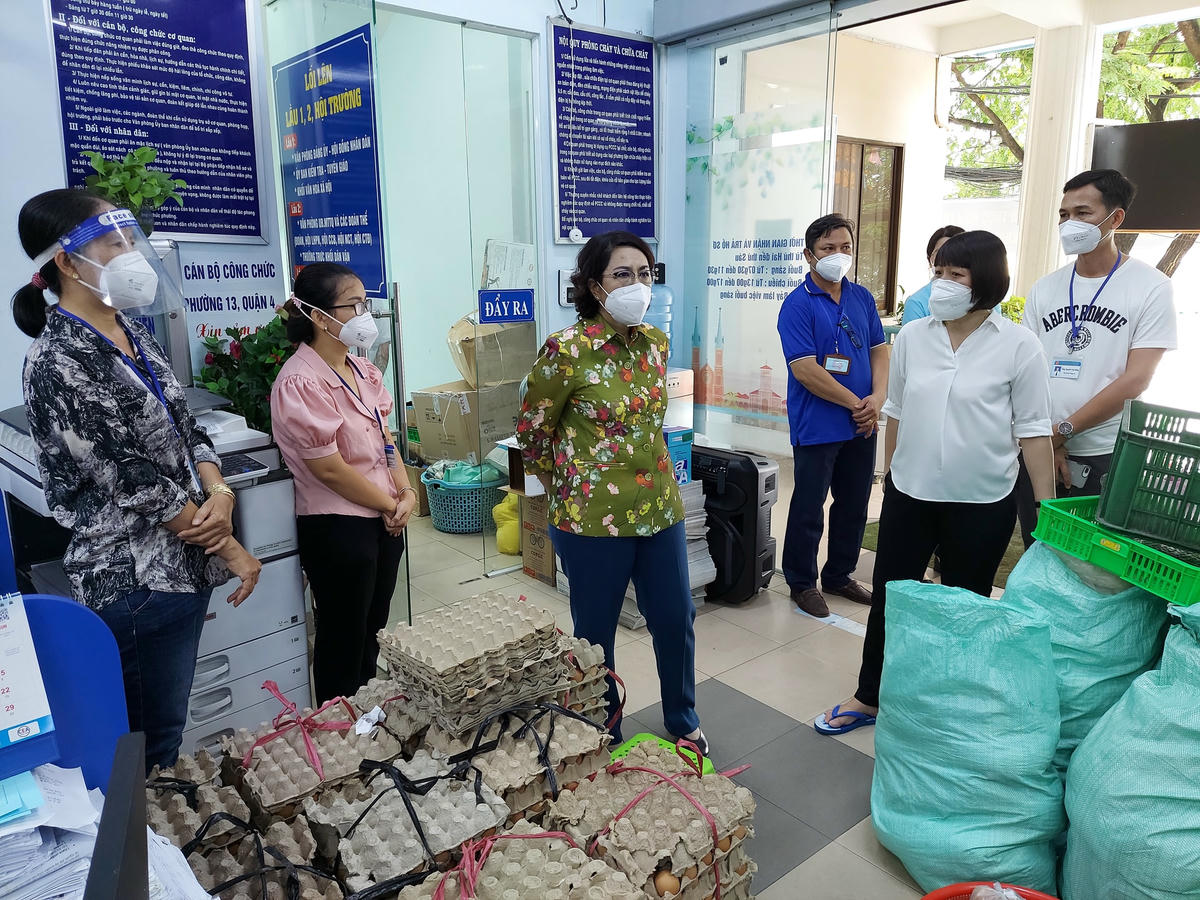 Bà Tô Thị Bích Châu, Chủ tịch UB MTTQVN TP HCM kiểm tra tại Trung tâm An sinh quận 4.