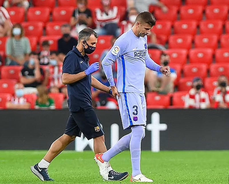 Trung vệ Pique chấn thương, trong khi Garcia nhận thẻ đỏ trực tiếp.