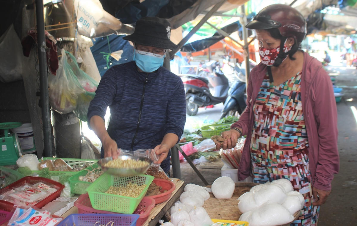 [ẢNH] Chợ Vườn Lài hoạt động trở lại sau 14 ngày bị phong tỏa