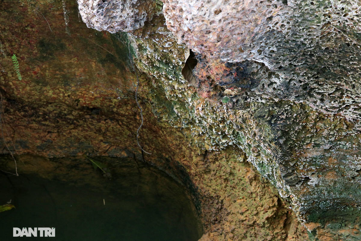 Nước giếng mùa này đầy ắp, trong vắt. Lại có tích chuyện cho biết, những giếng này là 99 vết chân ngựa của Thánh Gióng nện xuống khi nước kiệu ngang qua mà thành.