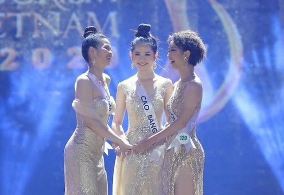Khoảnh khắc 3 người đẹp trong Top 5 Hoa khôi Du lịch Việt Nam hồi hộp chờ đợi kết quả nhưng cuối cùng không ai được xướng tên.