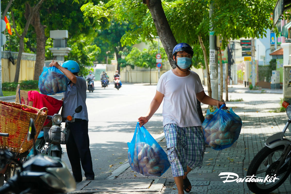 Không xuất trình được giấy tờ, người đàn ông này phải gọi chủ vựa bánh mì mang bánh ra ngoài chốt, thay vi vào lấy như mọi ngày.