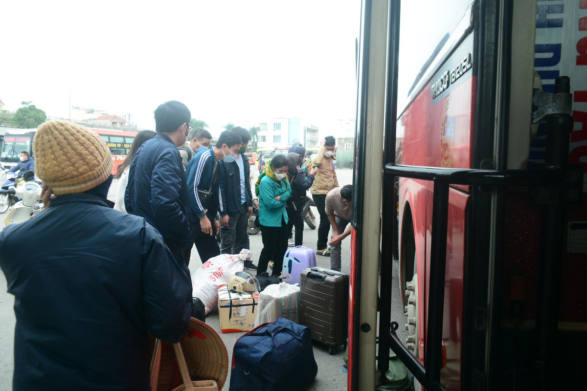 Các gia đình quay trở lại Hà Nội đều mang nhiều đồ đạc chủ yếu là quần áo và các loại thực phẩm.