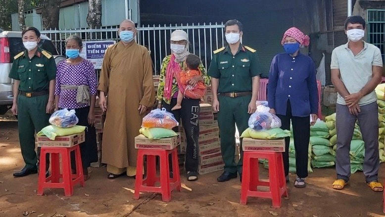 Thượng toa Thích Đồng tấn, trụ trì Chúa Đức Bổn, tặng quà cho đồng bào dân tộc thiểu số nghèo trong đại dịch Covid -19.