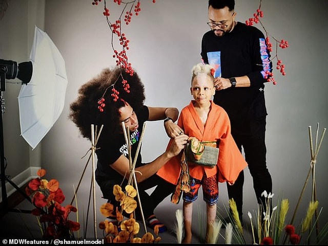 Samuel trong một buổi chụp hình thời trang.  