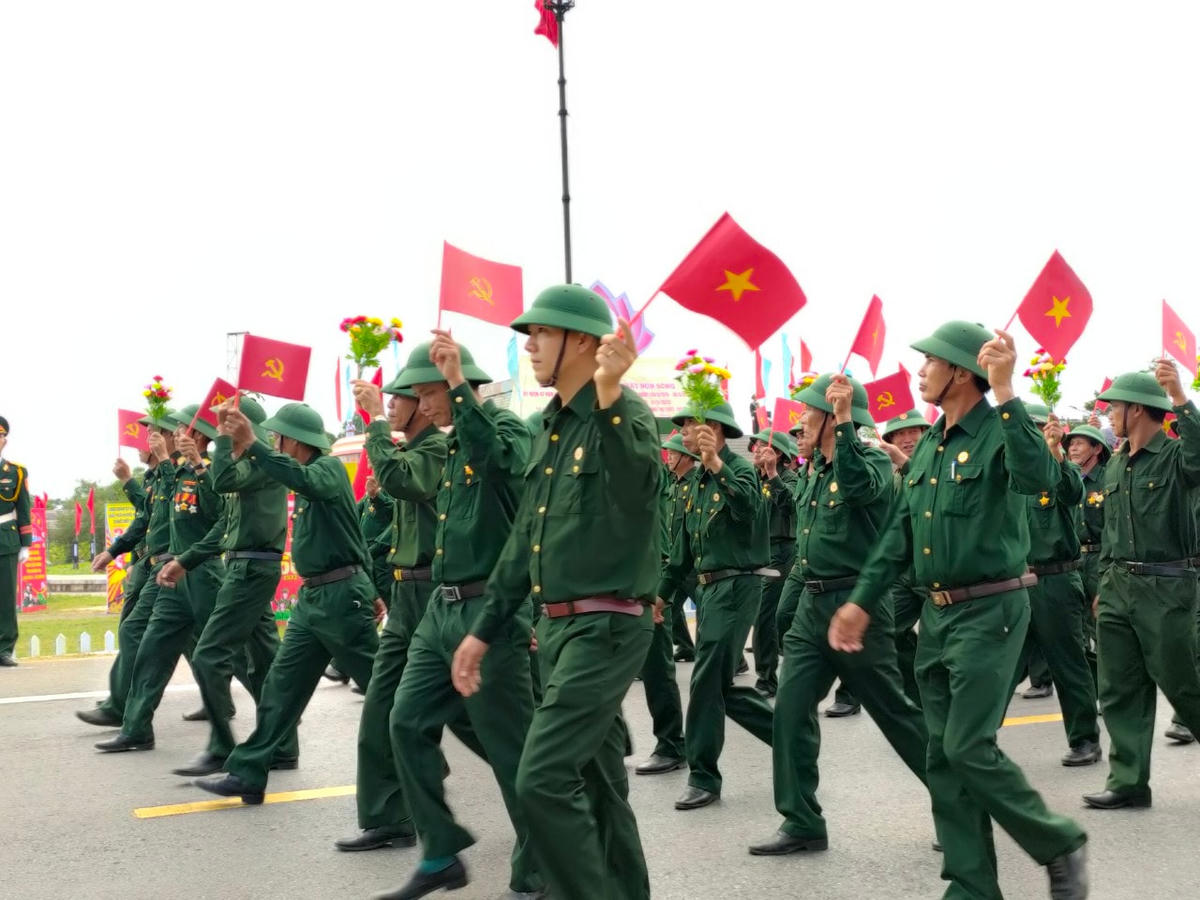 Chị Hồ Thị Hiếu (trú thị trấn Lao Bảo, huyện Hướng Hóa, Quảng Trị) hào hứng trước sự trang hoàng, chuẩn bị cho các sự kiện lớn sắp diễn ra của UBND tỉnh và cho rằng điều này giúp thế hệ trẻ hiểu biết nhiều hơn về sự kiện lịch sử của địa phương, đất nước. Đồng thời, điều này cho thấy sự khởi sắc của tỉnh Quảng Trị sau thời gian bị ảnh hưởng tiêu cực từ dịch bệnh Covid-19.