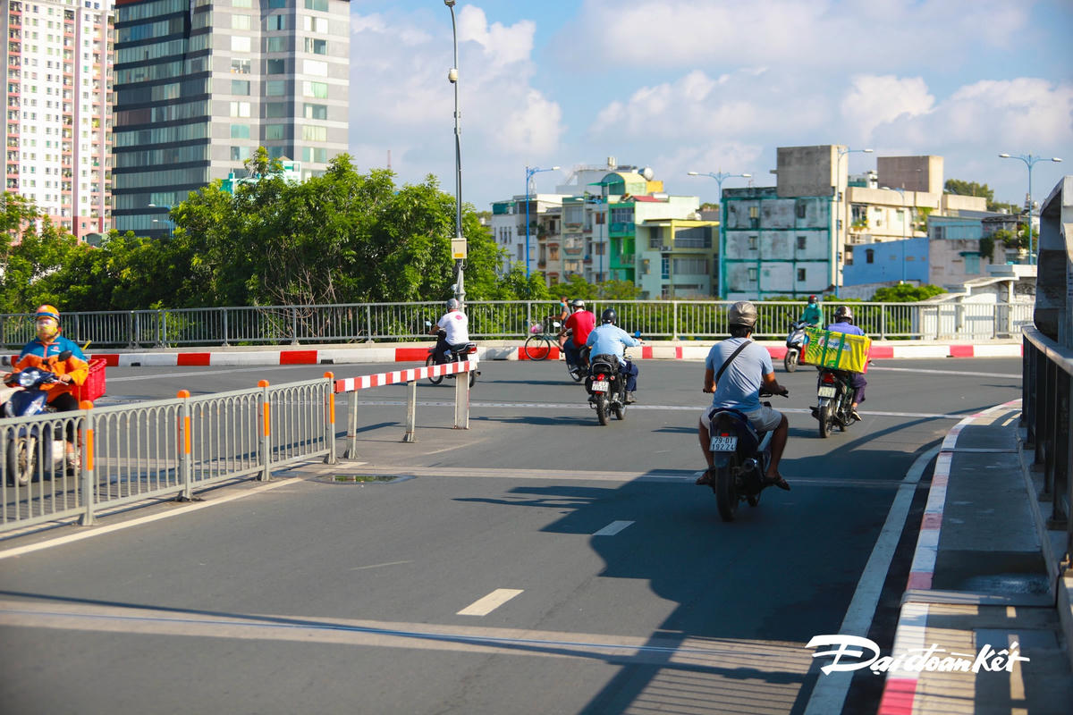 Cầu Chữ Y vẫn ghi nhận tình trạng phương tiện lưu thông nhiều so với những ngày trước đây.