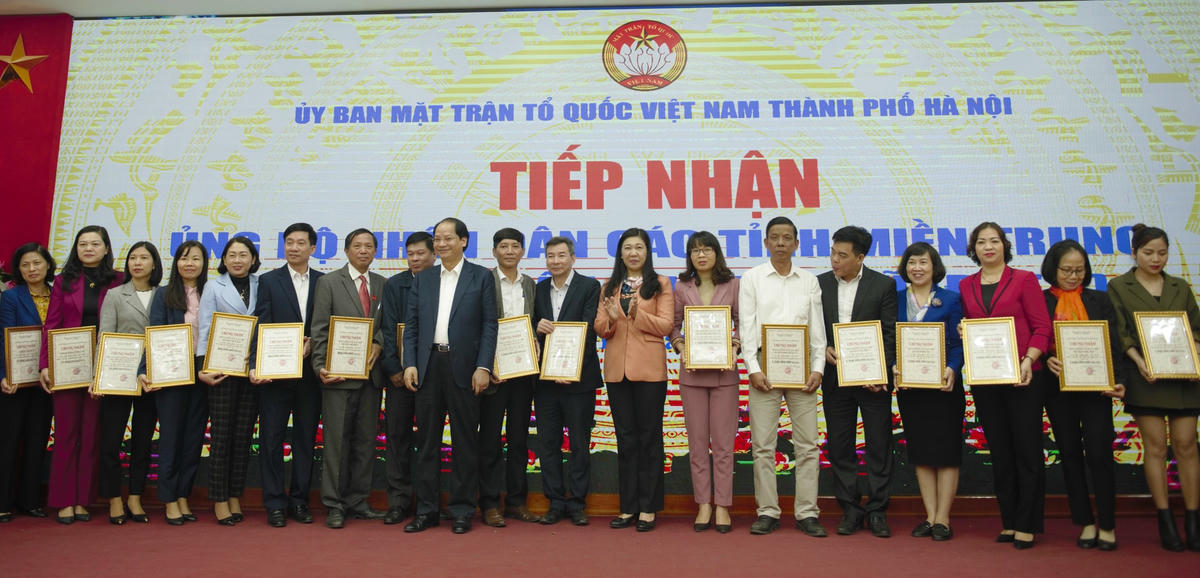 Bà Nguyễn Lan Hương tiếp nhận ủng hộ đồng bào miền Trung từ các đơn vị