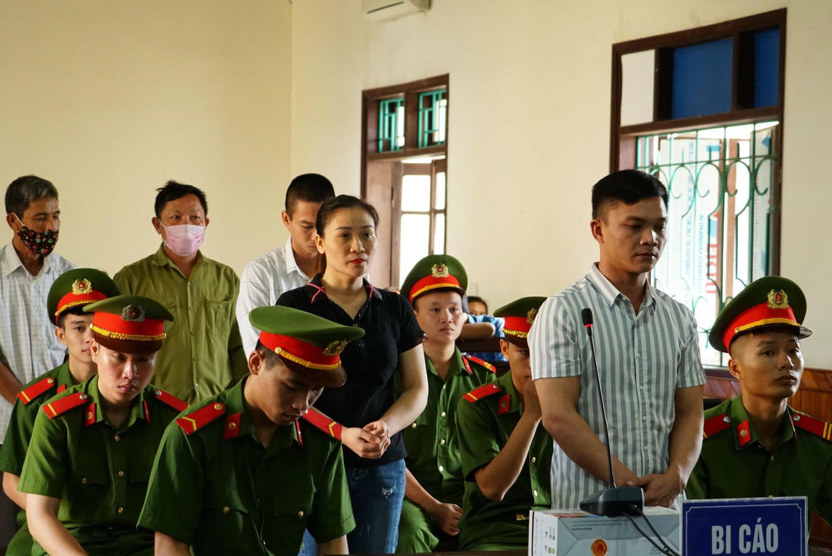 Các bị cáo tại phiên xử.