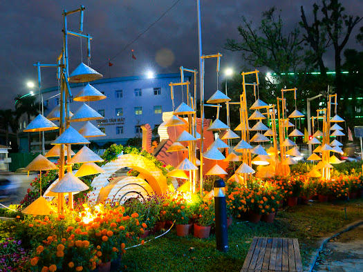 Khuôn viên lễ hội được trang trí đẹp mắt, thu hút đông đảo khán giả đến tham quan.