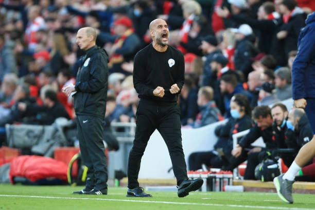 Pep Guardiola ăn mừng phấn khích sau bàn gỡ hòa của học trò.