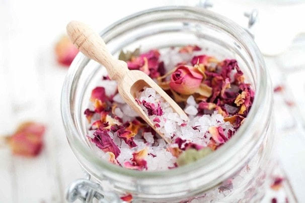 Muối tắm thơm mùi hoa giúp chị em chăm sóc cơ thể.