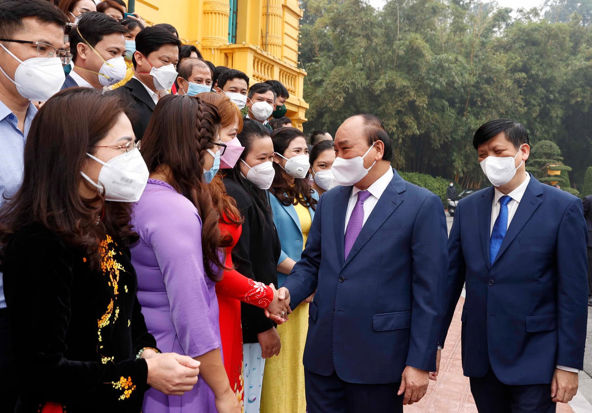 Chủ tịch nước Nguyễn Xuân Phúc và các đại biểu thầy thuốc.