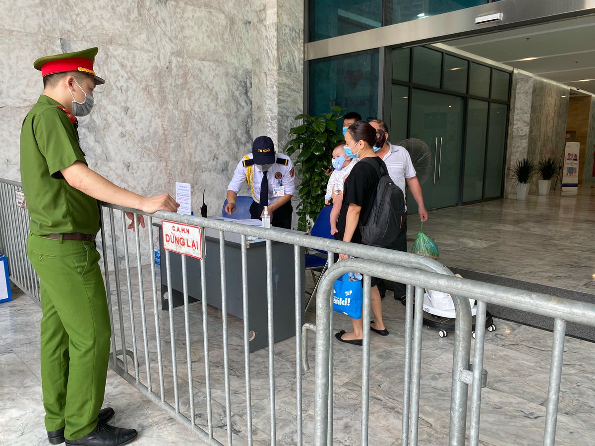 Rào chắn được lập ngay tại sảnh chung cư The Legacy. Ảnh: Lan Anh.