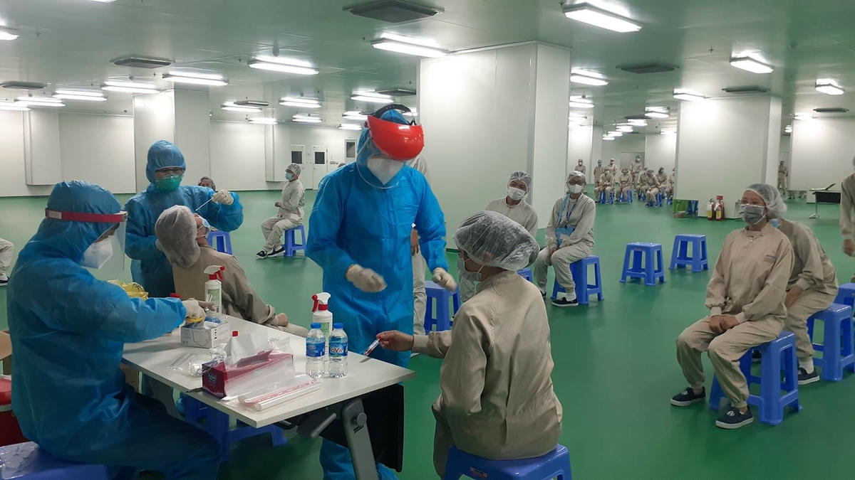 Lấy mẫu xét nghiệm cho công nhân tại các khu công nghiệp