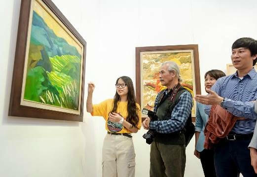 Minh Ngọc đang thực hiện dự án nghệ thuật cá nhân với sự hỗ trợ từ các hoạ sĩ nhiều năm kinh nghiệm.