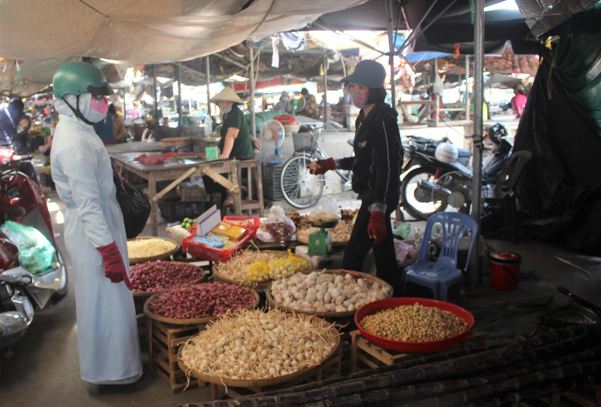 Rất ít người dân đi chợ Vườn Lài mua thực phẩm.