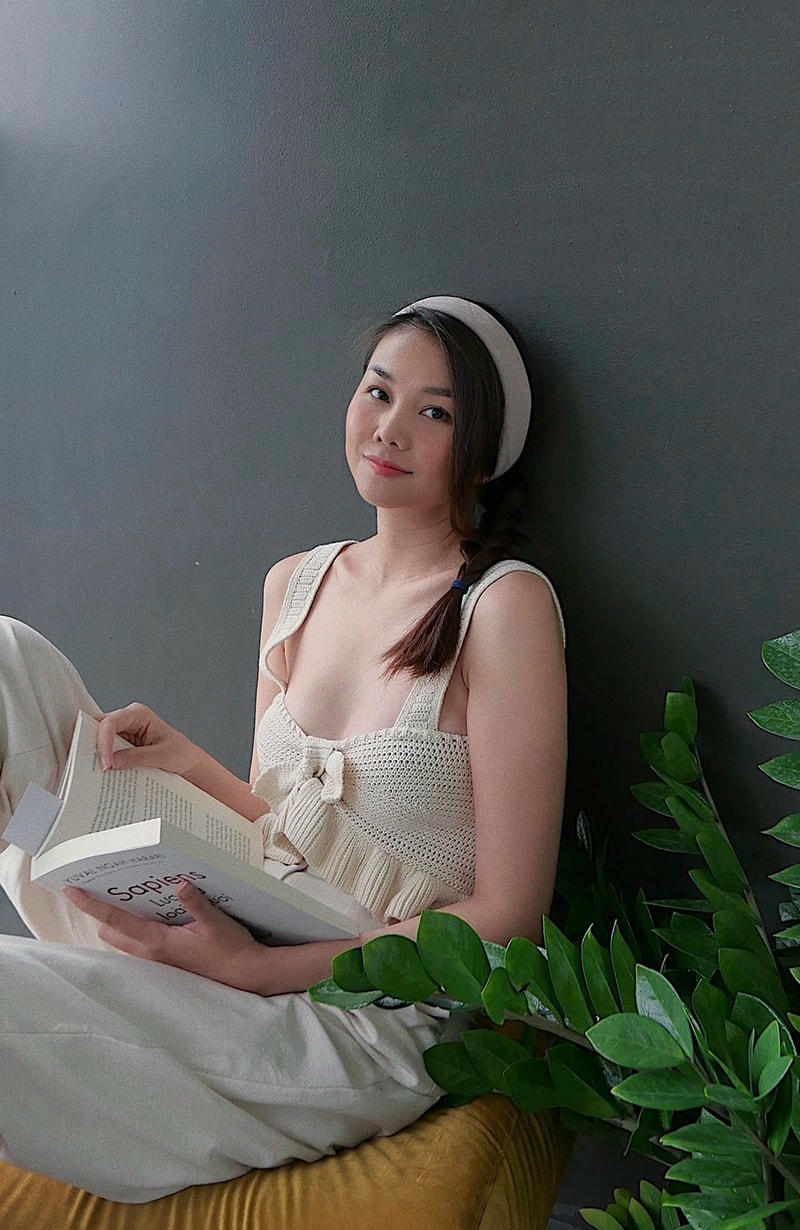 Thanh Hằng cũng hóa nàng thơ dịu dàng với áo droptop len và quần dài ống rộng