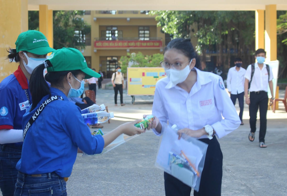 Các bạn tình nguyện tặng các chai nước lọc, bình sữa cho thí sinh.