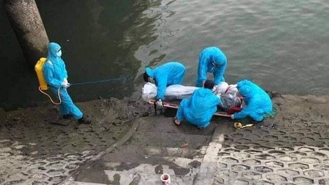 Lực lượng chức năng trục vớt thi thể.