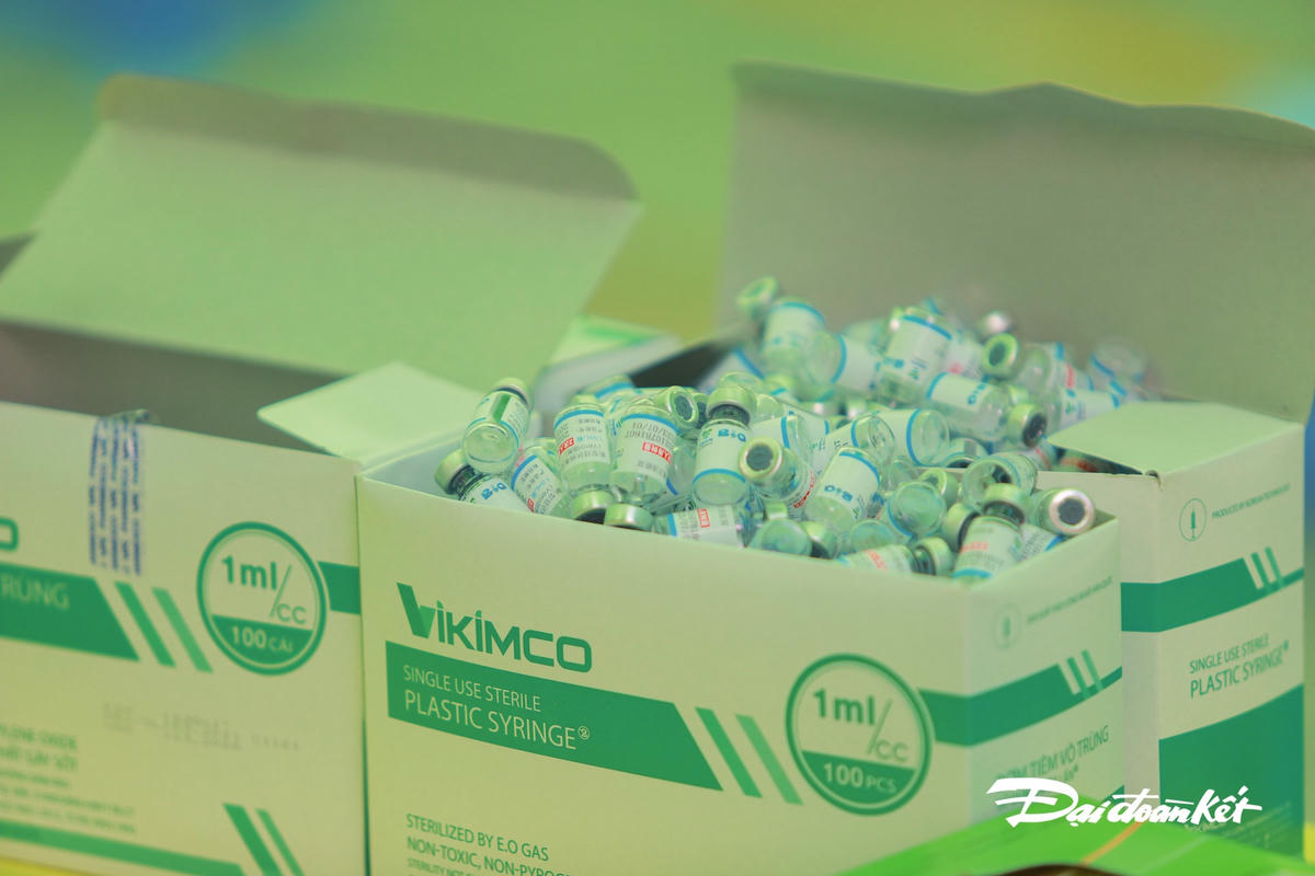 Trong ngày 16/8, tại điểm tiêm trường THCS Nguyễn Du, đơn vị này đã tiêm gần 1500 liều vacine cho người dân từ 18 tuổi trở lên.