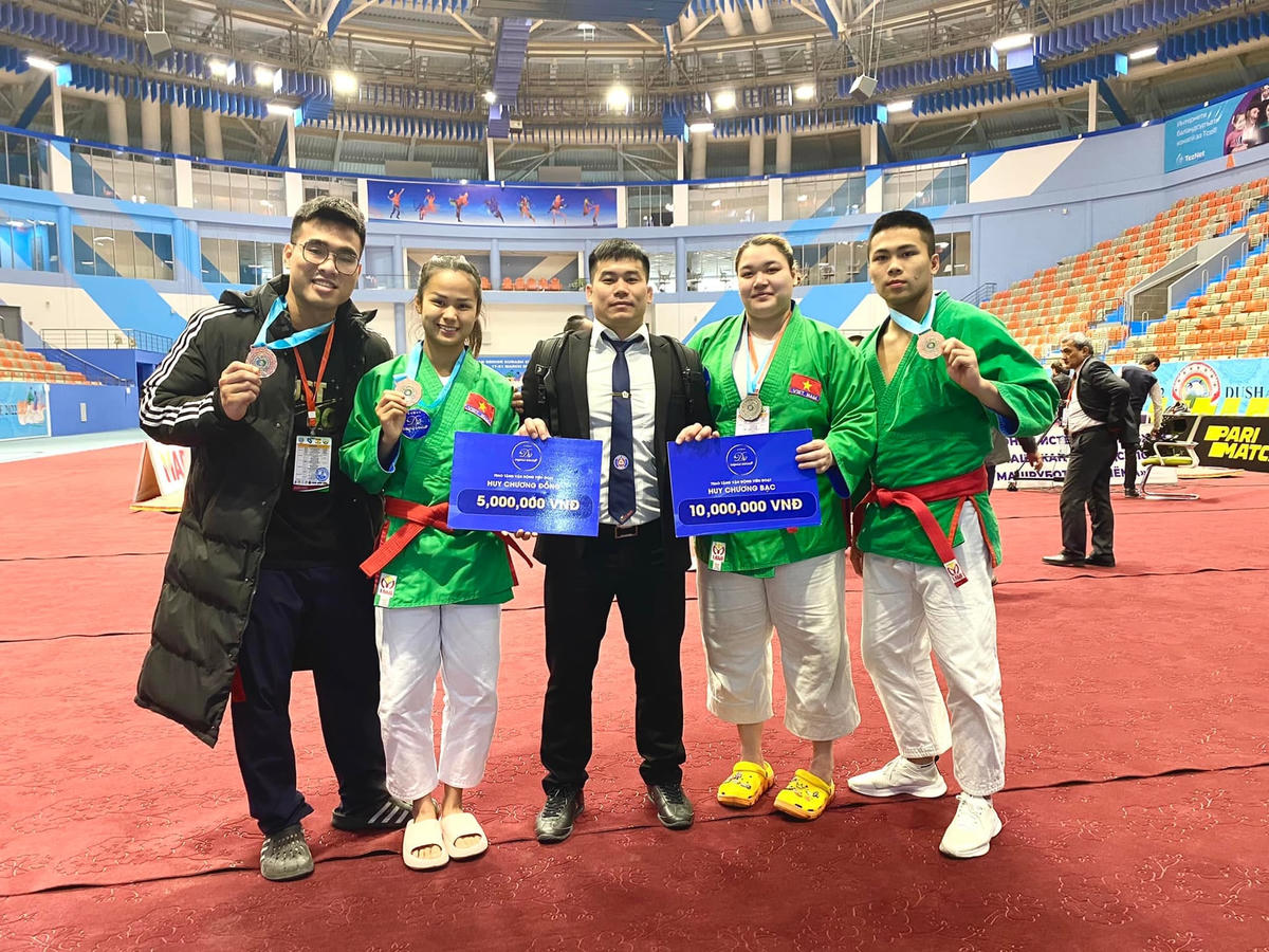 HLV Nguyễn Tuấn Học (ở giữa) chụp ảnh cùng các VĐV tại Giải Kurash vô địch châu Á 2022.