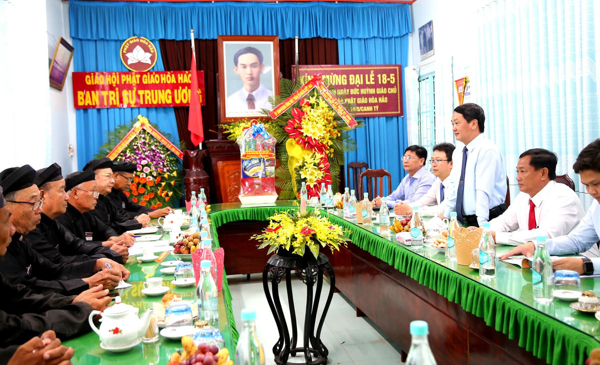 Phó Chủ tịch – Tổng thư ký Hầu A Lềnh phát biểu, chúc mừng đại lễ.