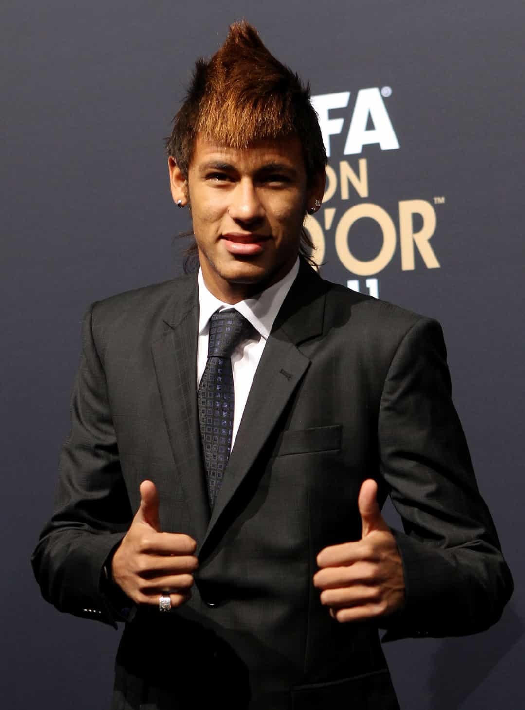 Phong cách của Neymar liên tục thay đổi, nhưng chiếc mohawk từ năm 2012 này có lẽ là đáng nhớ nhất.  