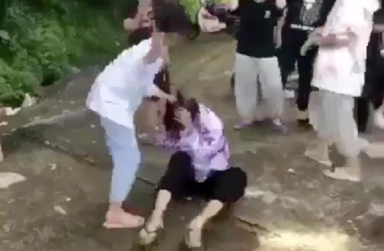 Nữ sinh lớp 8 bị nhóm bạn đánh hội đồng dã man vì mâu thuẫn khi nói chuyện trên mạng xã hội. Ảnh cắt từ clip