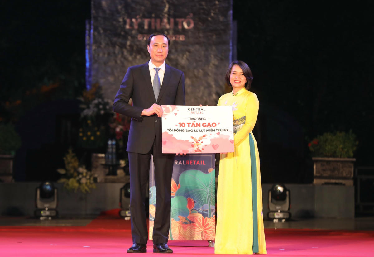 Tại sự kiện bà Phó chủ tịch UB TƯ MTTQ Việt Nam Phùng Khánh Tài nhận ủng hộ 10 tấn gạo gửi tới đồng bào miền Trung  do bà  Nguyễn Thị Phương, Phó Tổng giám đốc Central Retail trao tặng