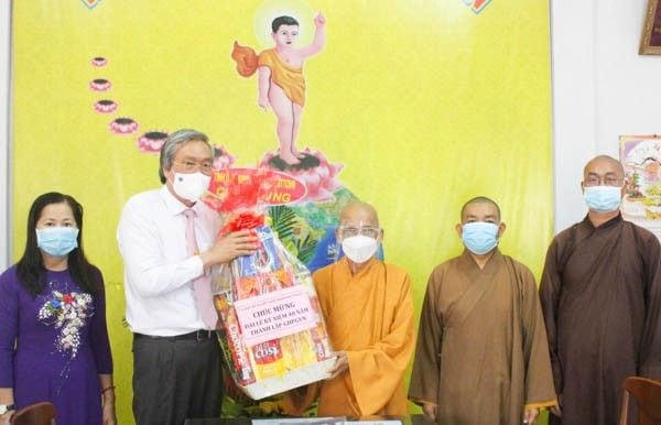 Ông Lê Văn Bình, Chủ tịch Ủy ban MTTQ Việt Nam tỉnh Ninh Thuận, đến thăm, chúc mừng Ban trị sự Giáo hội Phật giáo Việt Nam tỉnh Ninh Thuận.