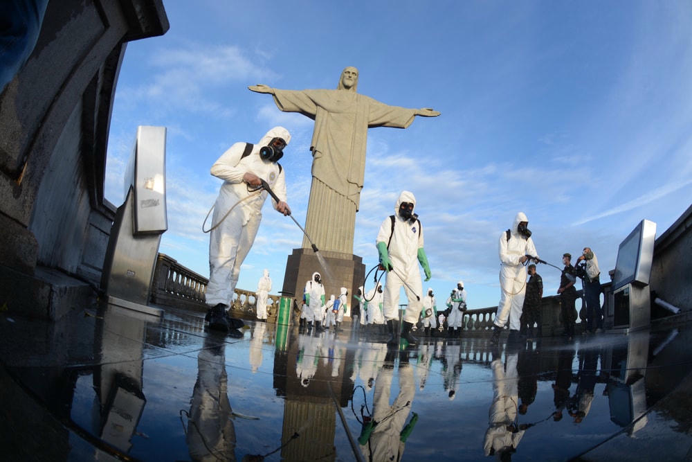Nhân viên y tế phun khử khuẩn tại nơi đặt bức tượng Ðức Kitô Cứu Thế trên đỉnh Corcovado, Rio de Janeiro, Brazil. Ảnh: The Brazilian Report.