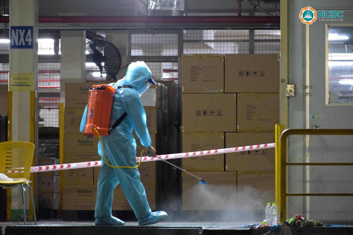 Lực lượng y tế khử khuẩn và điều tra dịch tễ khu vực có ca nhiễm.