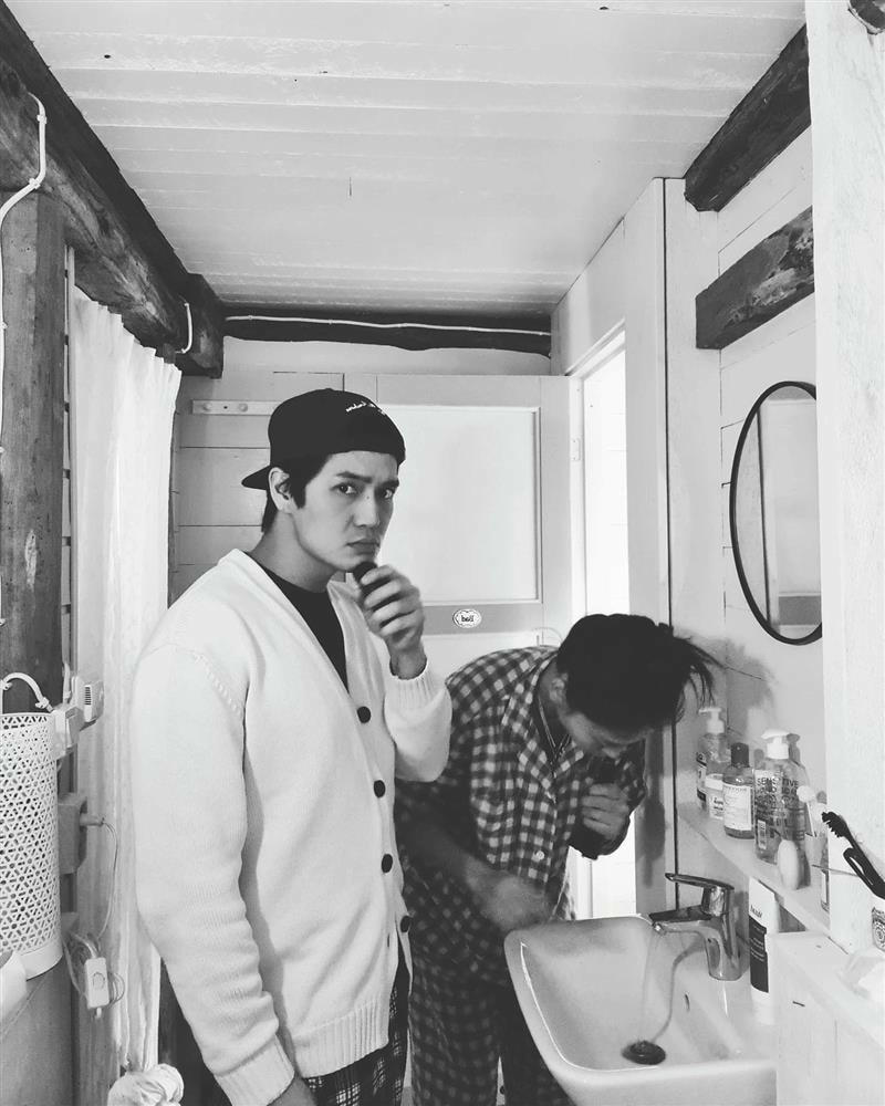 Đây là lần đầu tiên Huy Trần công khai những hình ảnh của cả hai trên MXH.