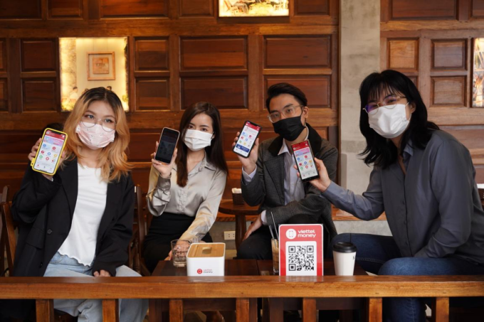 Các bạn trẻ thường chọn hàng quán có thanh toán số bởi tính tiện lợi. Ảnh: Viettel