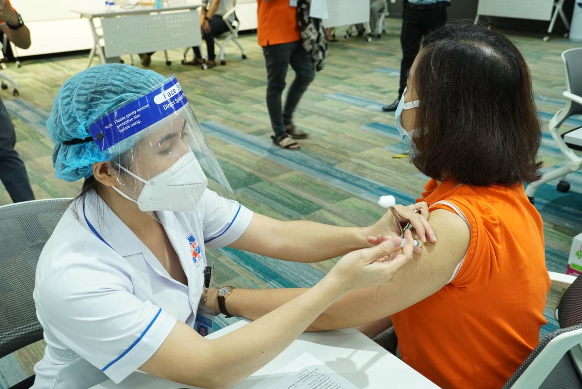Trong đợt tiêm vaccien Covid-19 lần này, công nhân ở các khu chế xuất, khu công nghiệp được ưu tiên tiêm trước