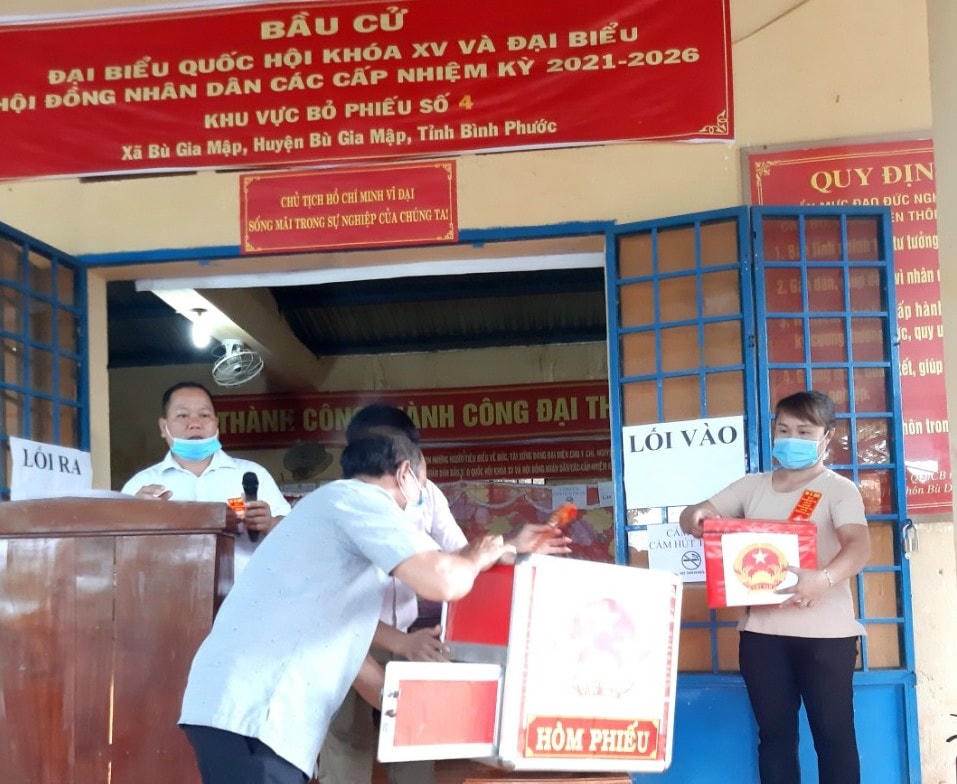 Người dân xã Bù Gia Mập thực hiện quyền công dân của mình