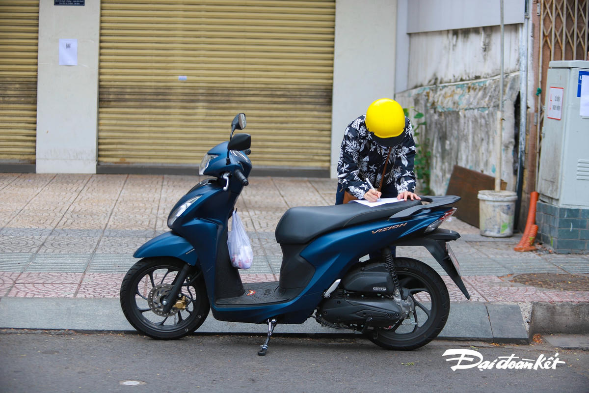 Không có internet, nhiều người phải khai báo trực tiếp bằng giấy tại chốt kiểm dịch.