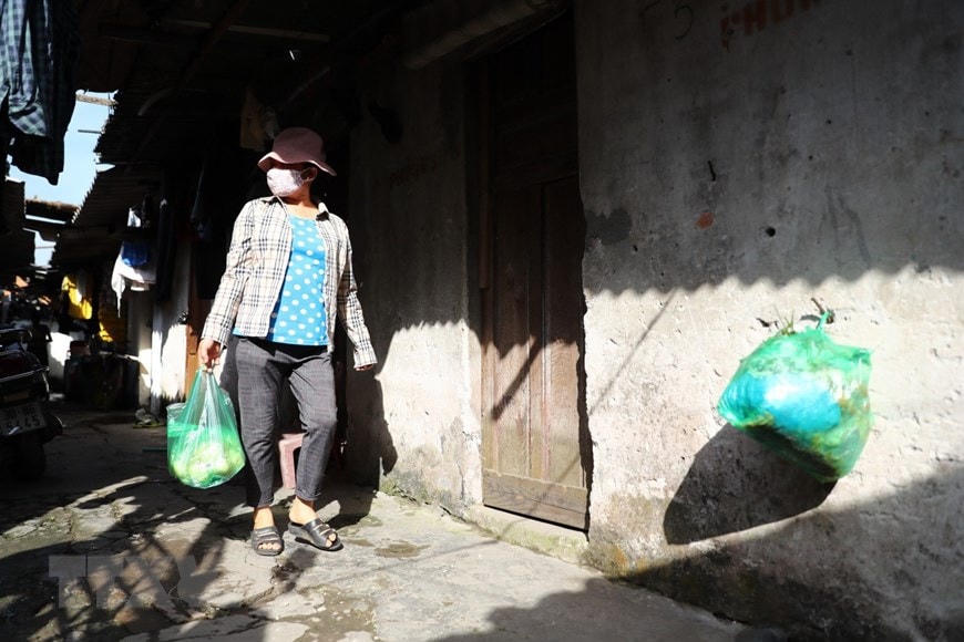 Cuộc sống thường ngày của người lao động thôn Phúc Xá dưới cái nóng gay gắt. (Ảnh: Thành Đạt/TTXVN).