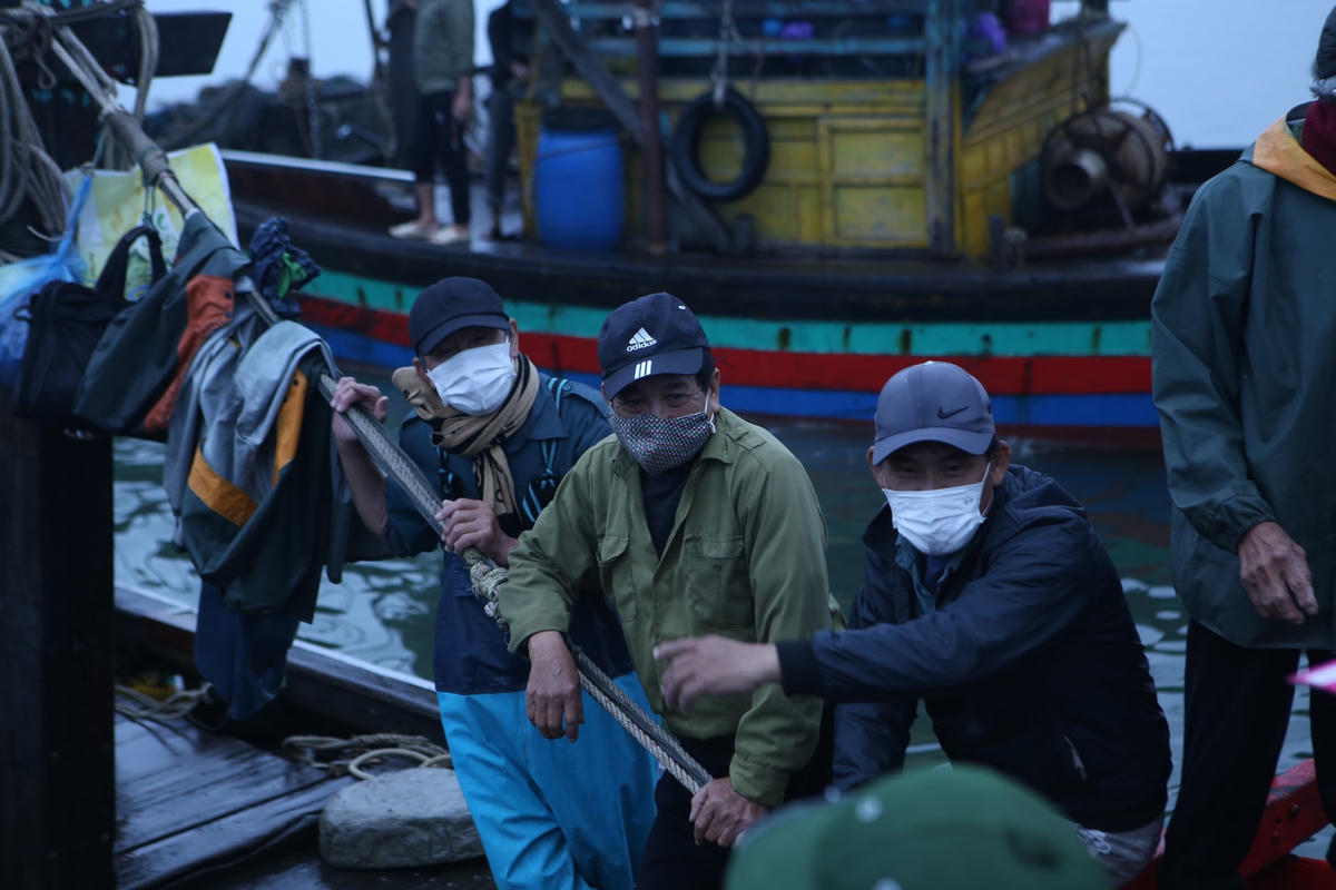 Giá nhiên liệu tăng cao, ngư dân sợ ra khơi sẽ bị lỗ.