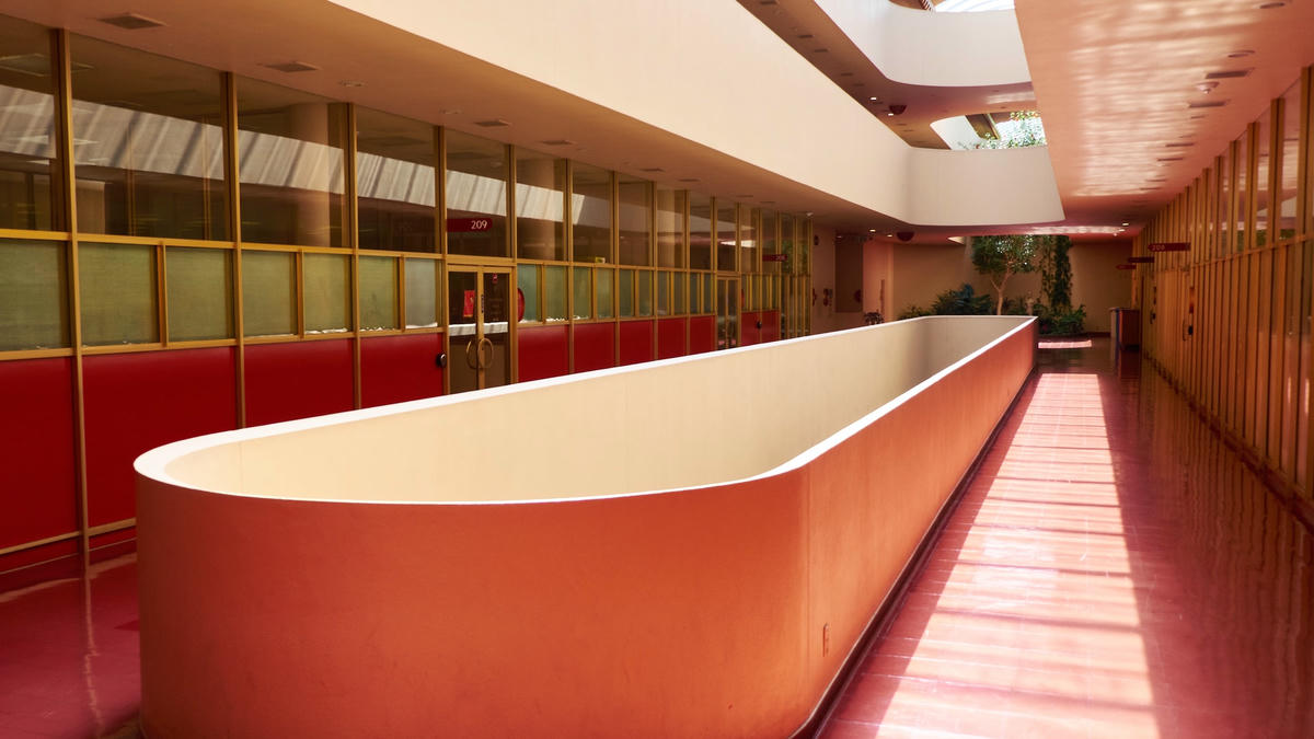 Trung tâm Hành chính Quận Marin ở phía bắc California, nhiều cư dân xem đây giống như tác phẩm của một thiên tài kiến ​​trúc. Ảnh: CNN.