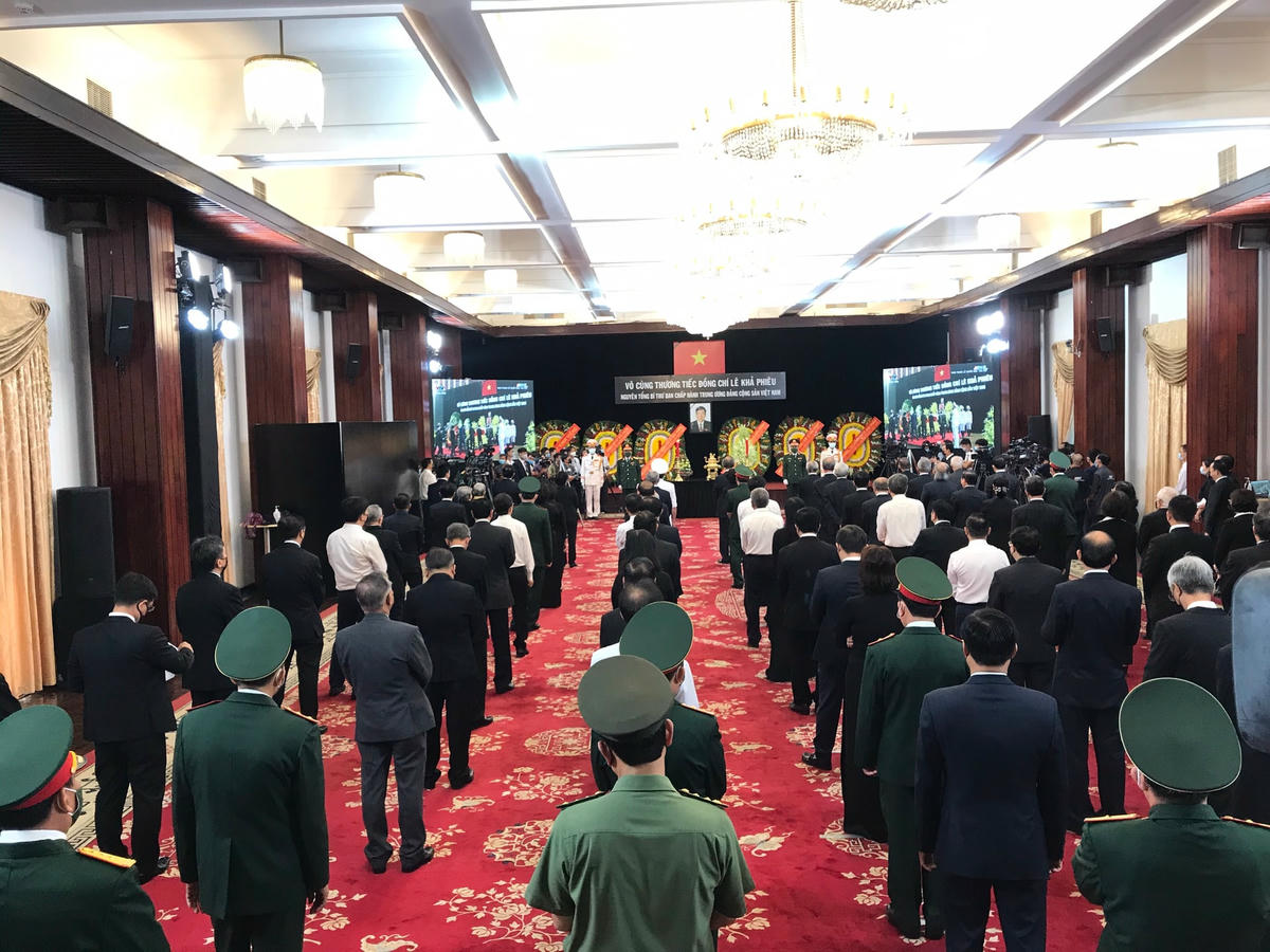 Đến 11h trưa 14.8 tiếp tục có nhiều đoàn địa phương vào viếng nguyên Tổng Bí thư Lê Khả Phiêu tại Hội trường Thống Nhất.