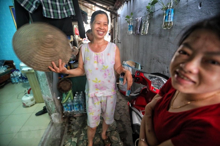 Nhiều bệnh nhân vẫn lạc quan sống trong những căn nhà trọ nóng bức, chật hẹp để chiến đấu với căn bệnh đeo đẳng họ suốt cuộc đời. (Ảnh: Thành Đạt/TTXVN).