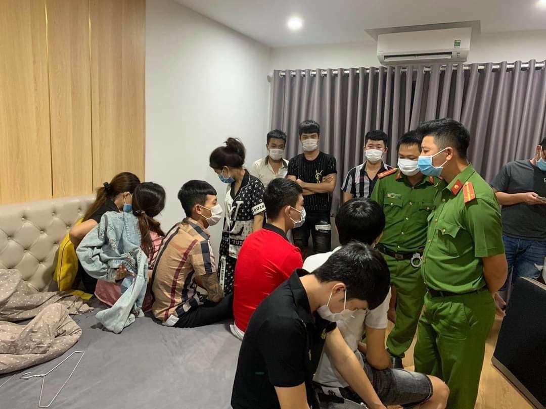  Nhóm 10 nam nữ thanh niên mở tiệc ăn uống, sử dụng ma túy. Ảnh Công an cung cấp.