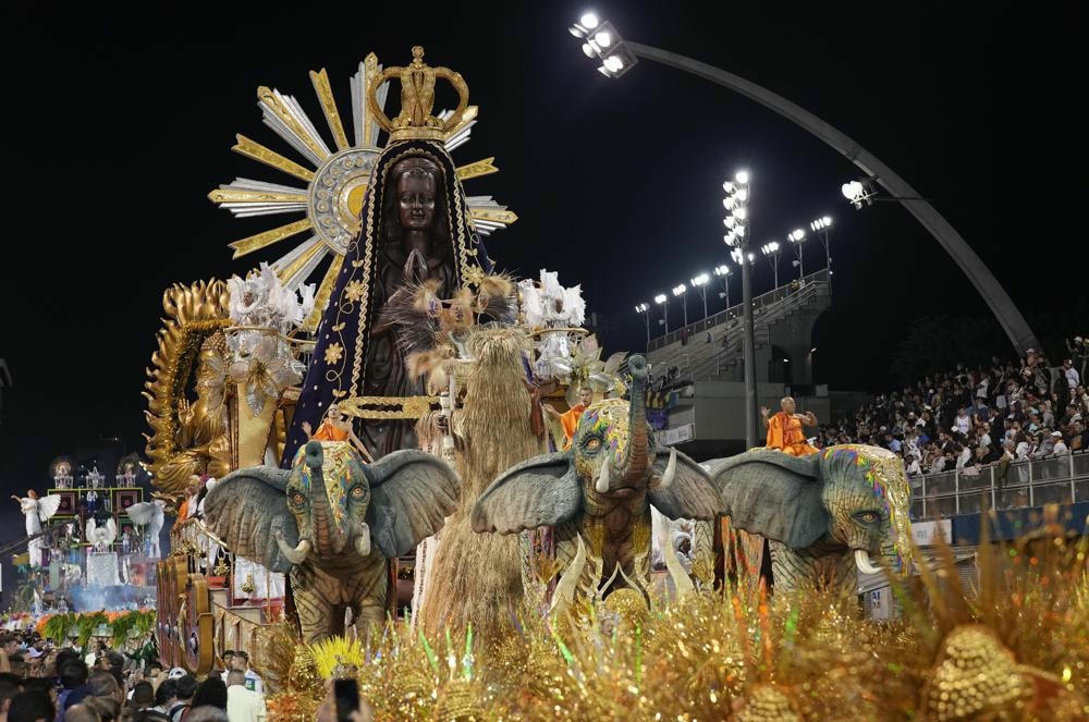 Đoàn xe diễu hành ở Sao Paulo, Brazil. Ảnh: AP.